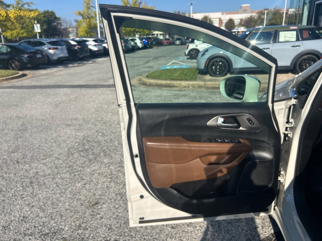 Used 2019 Chrysler Pacifica Limited w/ Advanced Safetytec Group FWD image 36