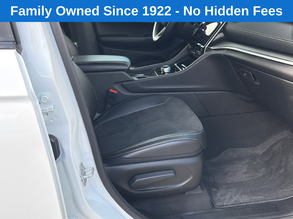 Used 2025 Jeep Grand Cherokee Altitude AWD/4WD image 13
