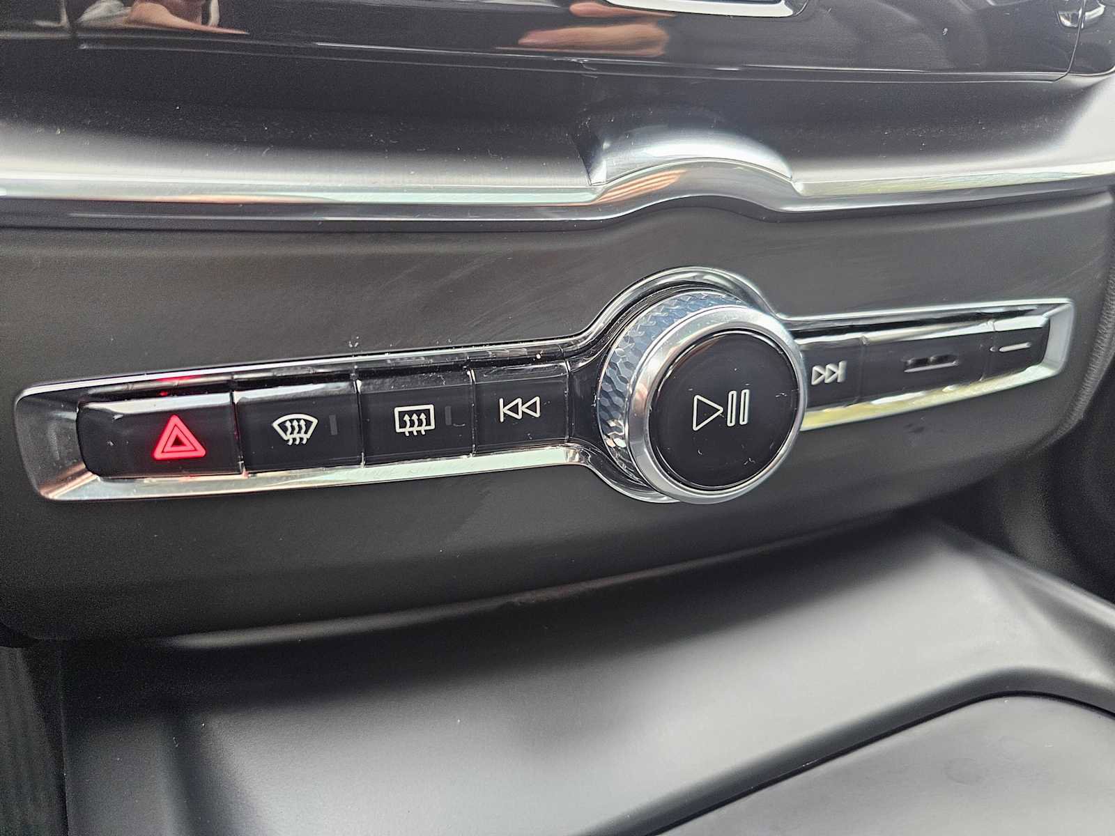 Certified 2025 Volvo XC60 B5 Core w/ Protection Package Premier image 28