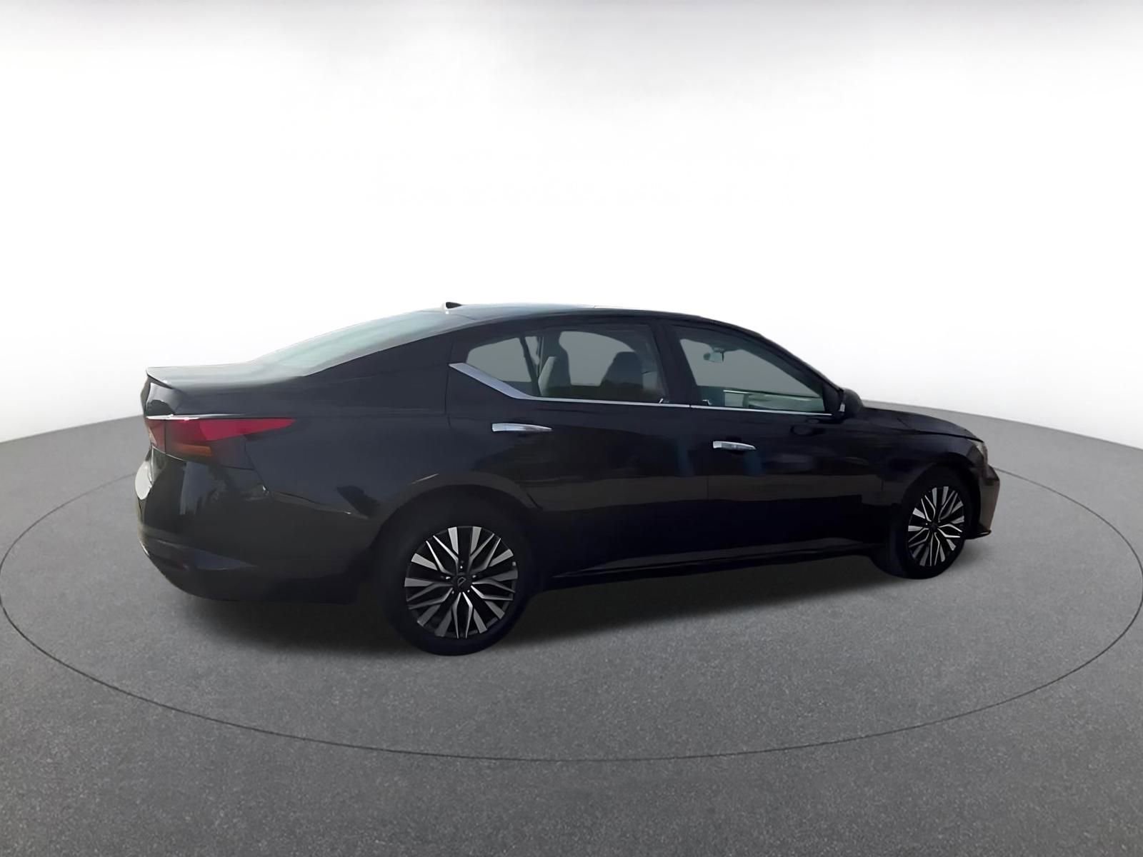 Used 2025 Nissan Altima 2.5 SV image 15