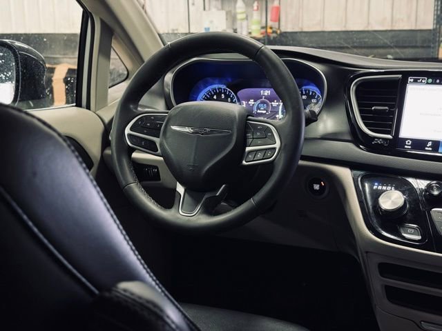 Certified 2024 Chrysler Pacifica Touring-L image 28