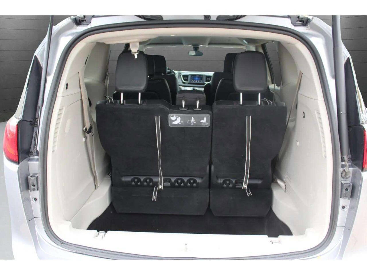 Used 2020 Chrysler Pacifica Touring-L FWD image 16