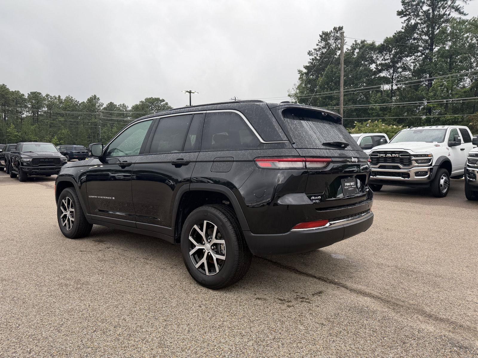 Certified 2024 Jeep Grand Cherokee Limited w/ Luxury Tech Group II AWD/4WD image 4