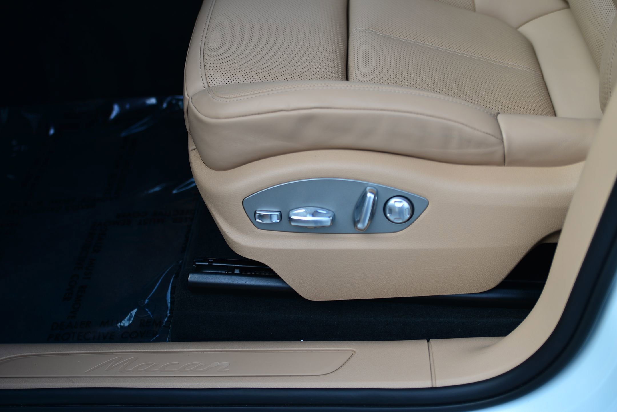 Certified 2025 Porsche Macan image 30