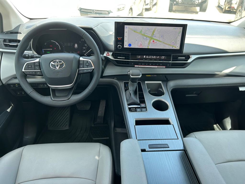 Used 2026 Toyota Sienna XLE FWD image 18