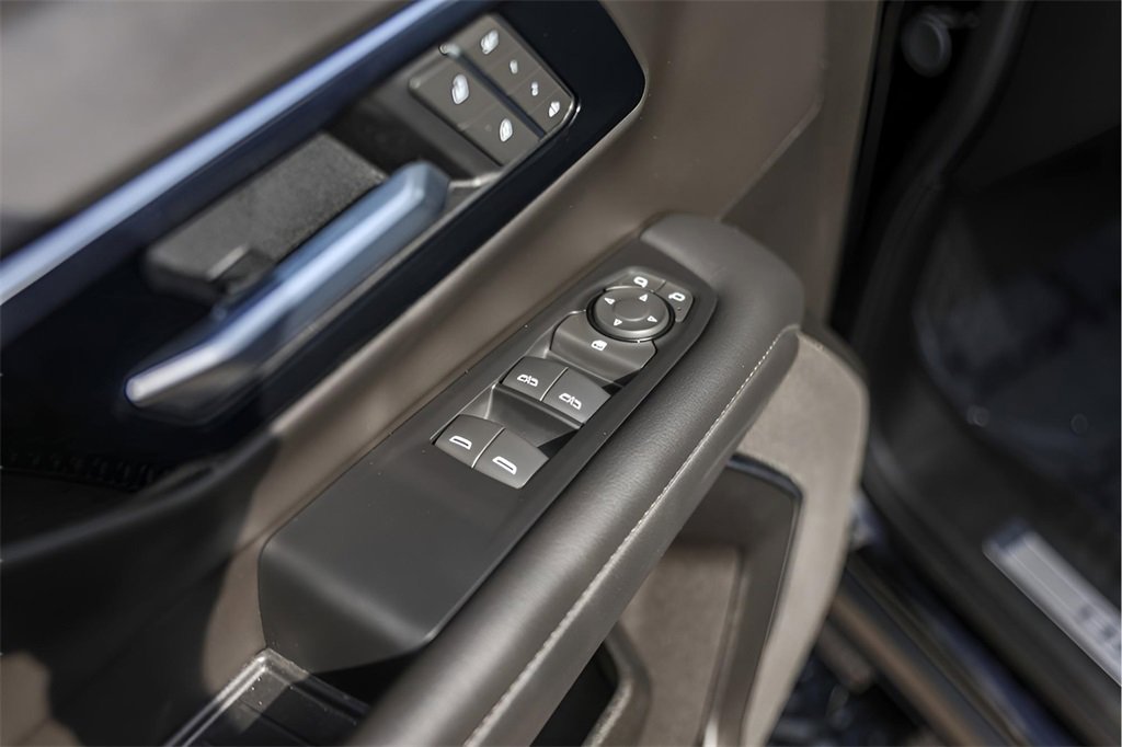 Used 2025 Chevrolet Suburban Z71 image 25