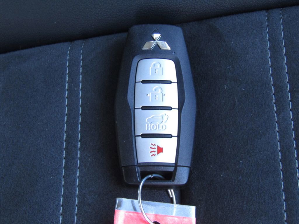 Used 2023 Mitsubishi Outlander SE image 32