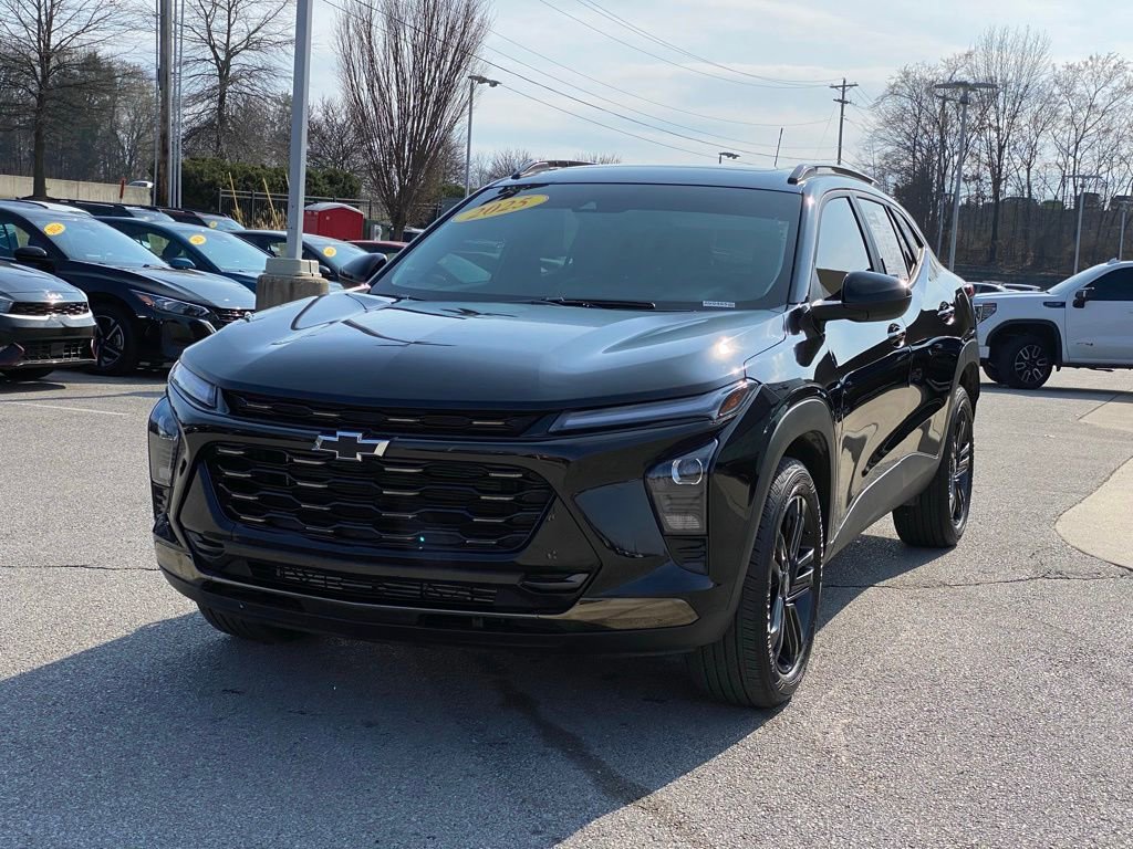 Used 2025 Chevrolet Trax ACTIV w/ Sunroof Package image 3