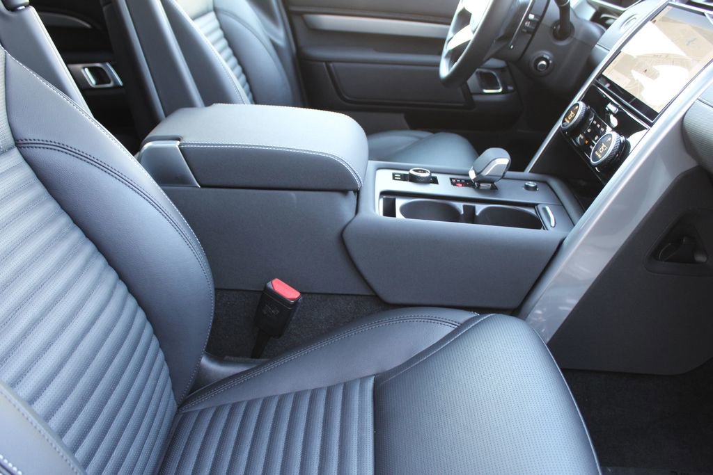 Used 2025 Land Rover Discovery Dynamic SE image 3