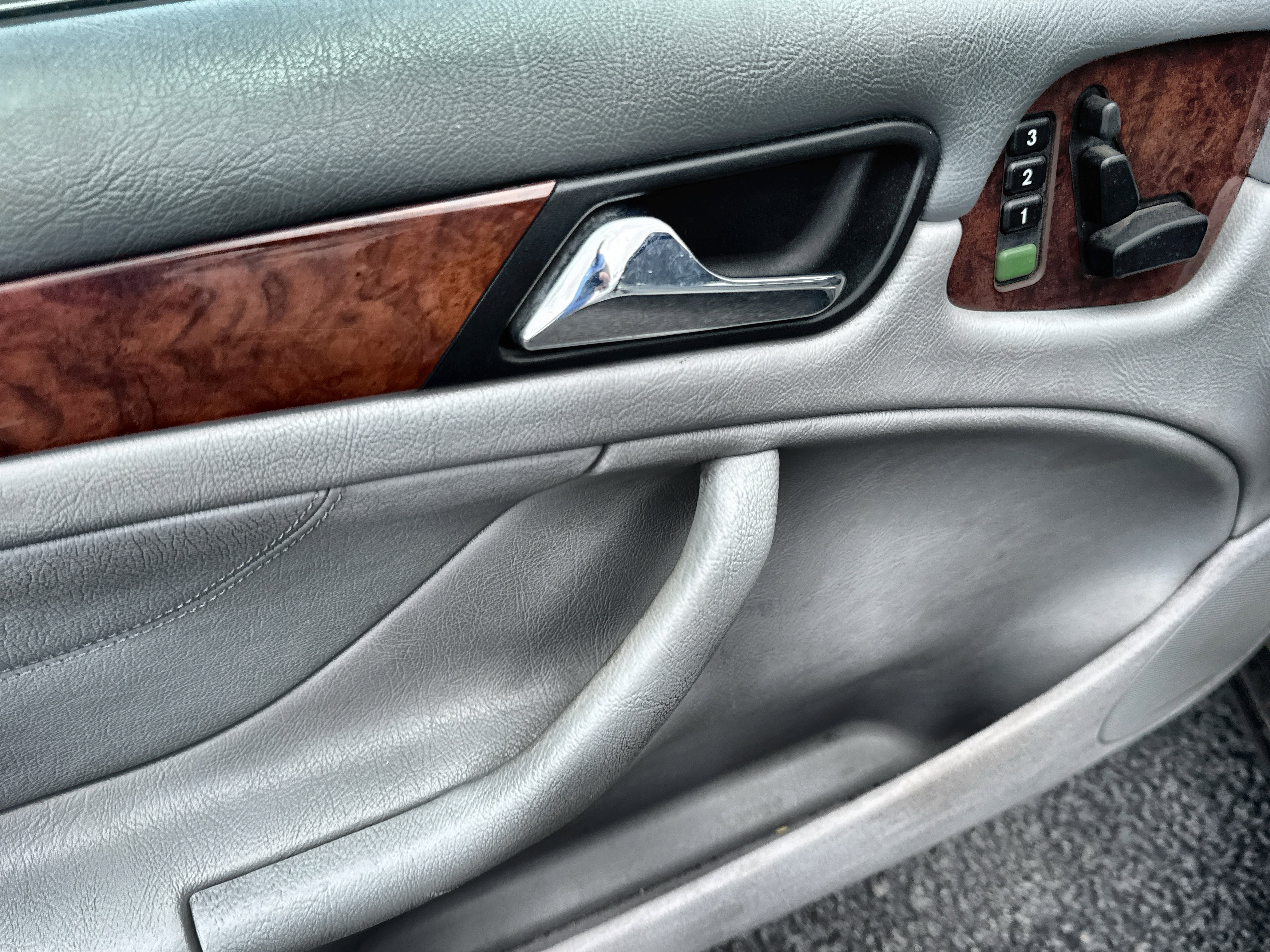 Used 1999 Mercedes-Benz CLK 320 Coupe image 21