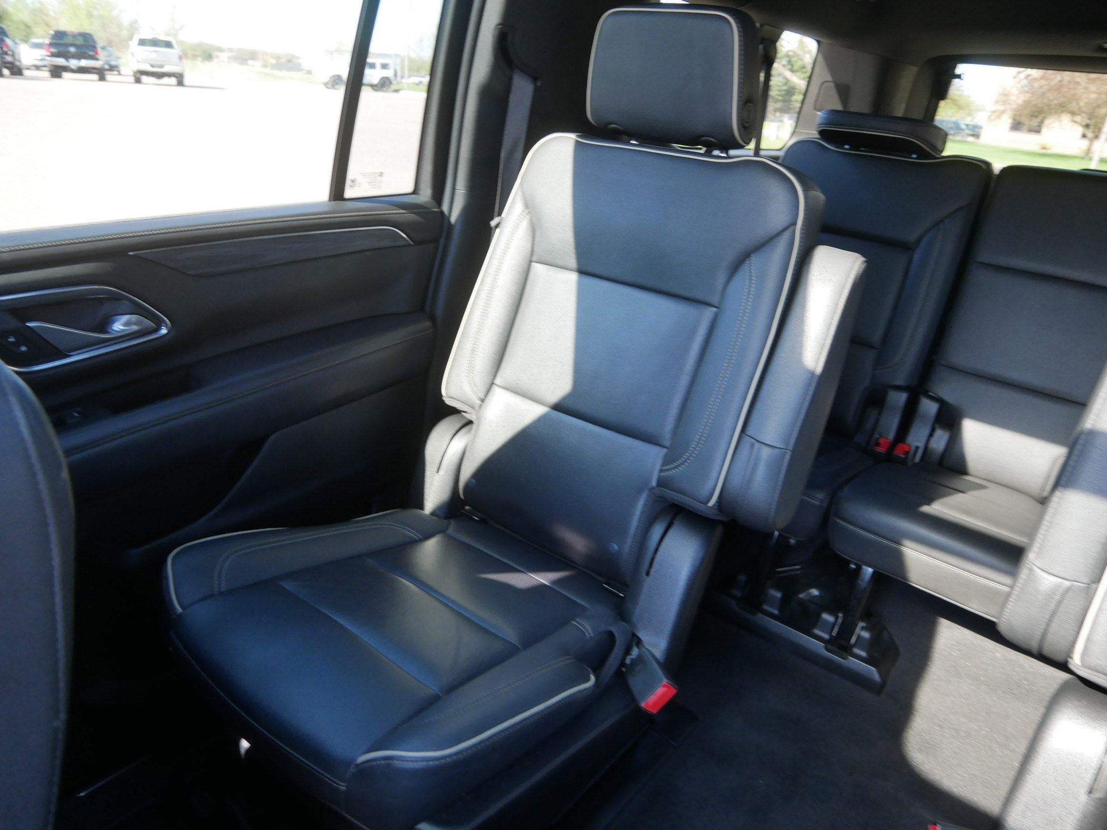 Used 2022 GMC Yukon XL SLT w/ SLT Premium Package AWD/4WD image 12
