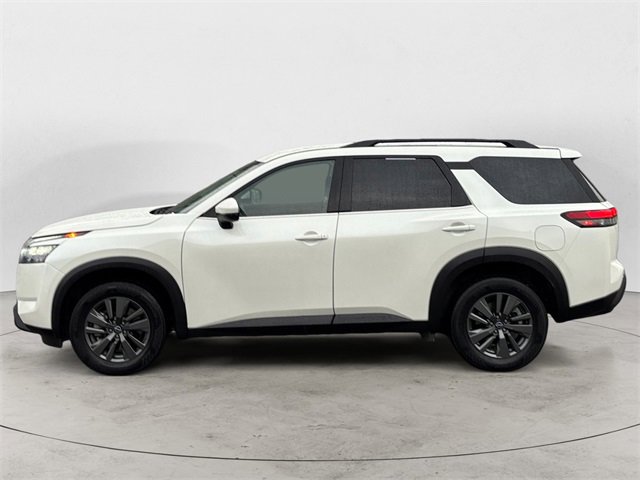 Used 2024 Nissan Pathfinder SV image 2