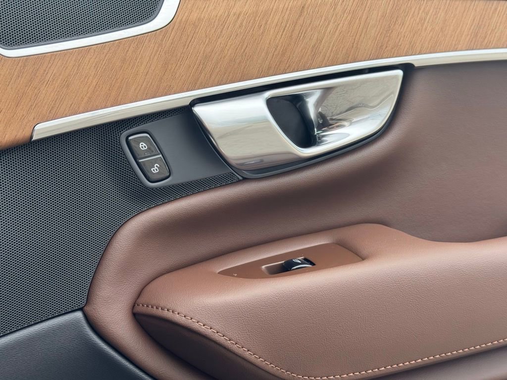 Used 2023 Volvo XC90 B5 Plus image 30