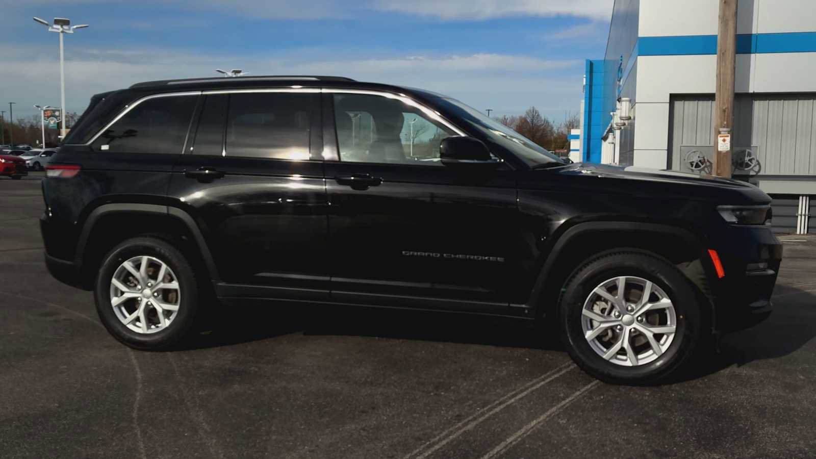 Used 2023 Jeep Grand Cherokee Limited image 10