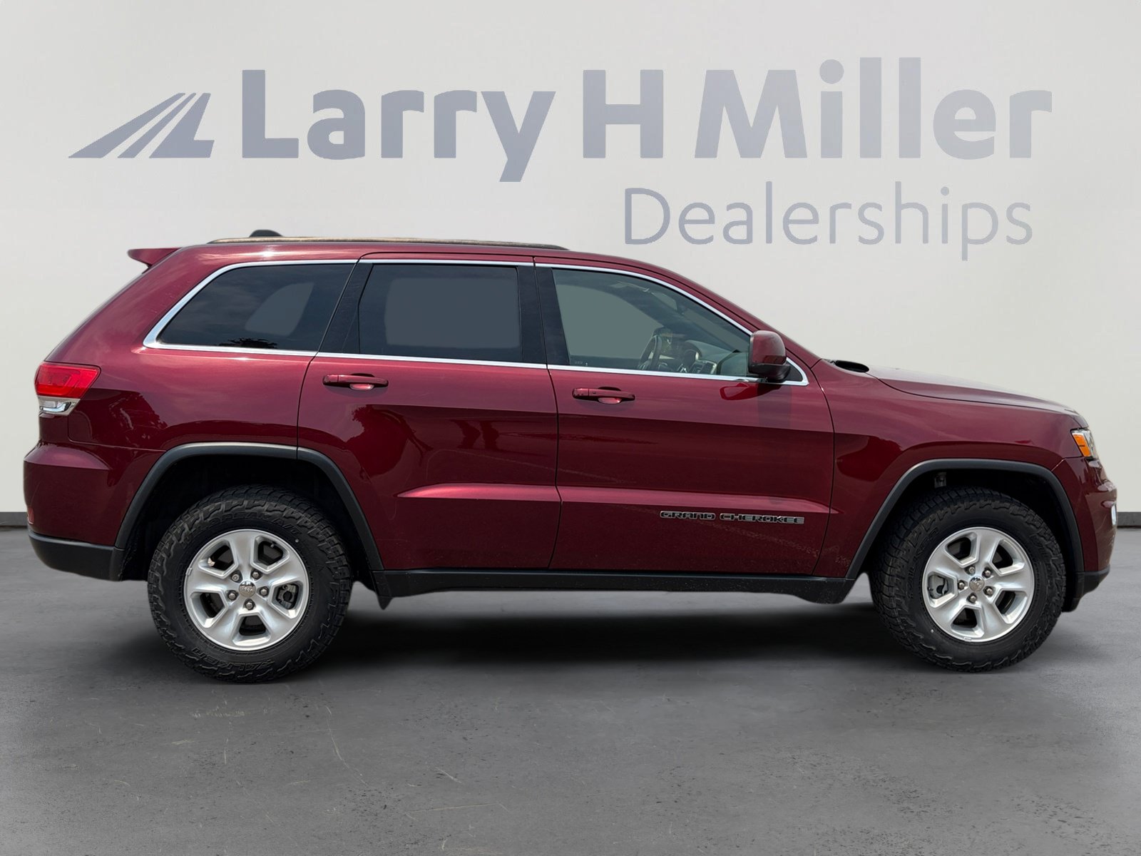 Used 2017 Jeep Grand Cherokee Laredo AWD/4WD image 7