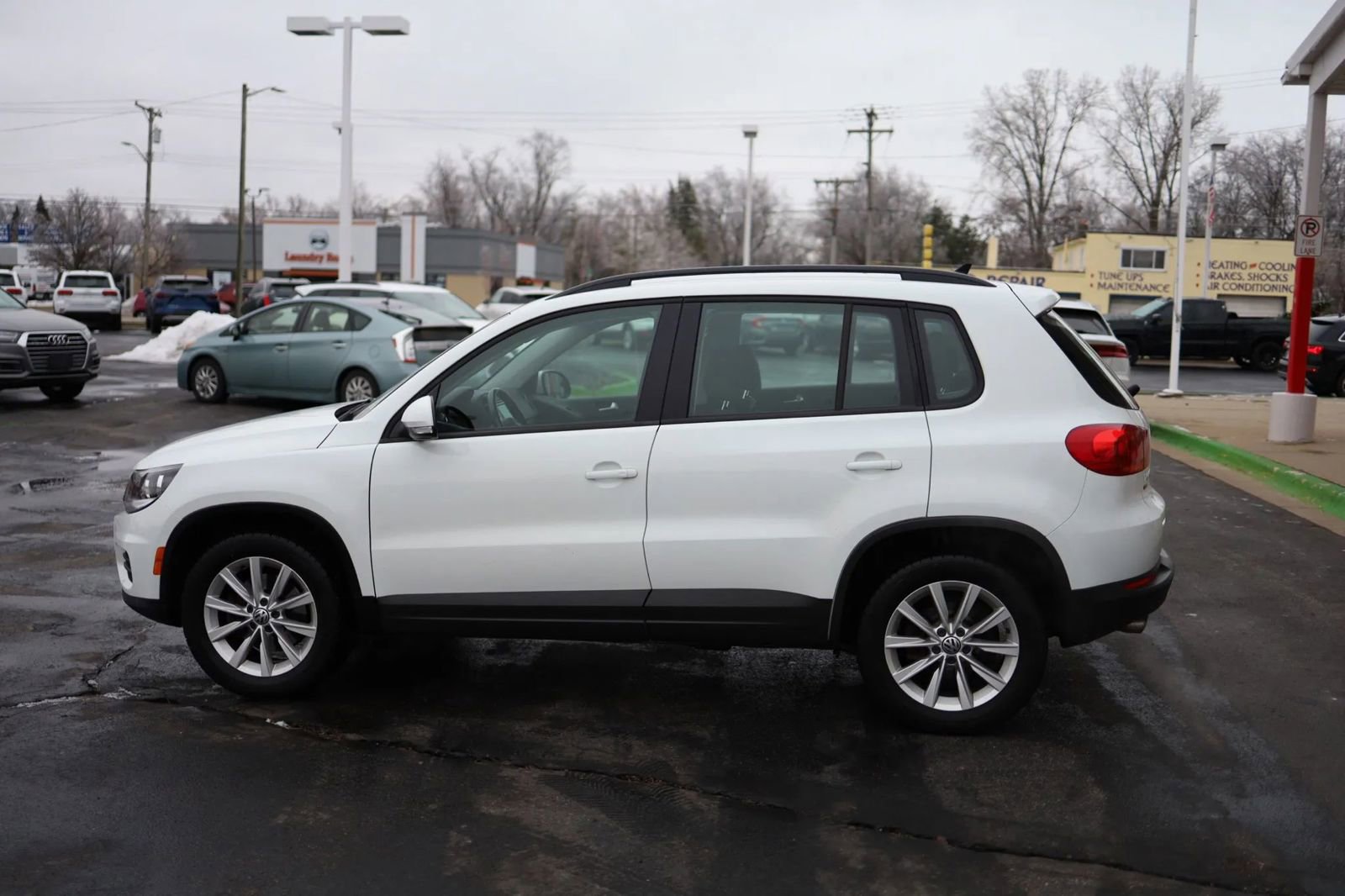 Used 2017 Volkswagen Tiguan S image 8