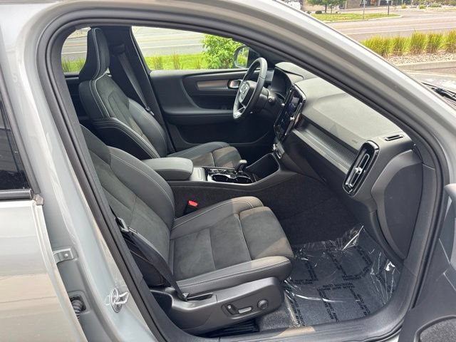 Certified 2025 Volvo XC40 B5 Plus AWD/4WD image 15