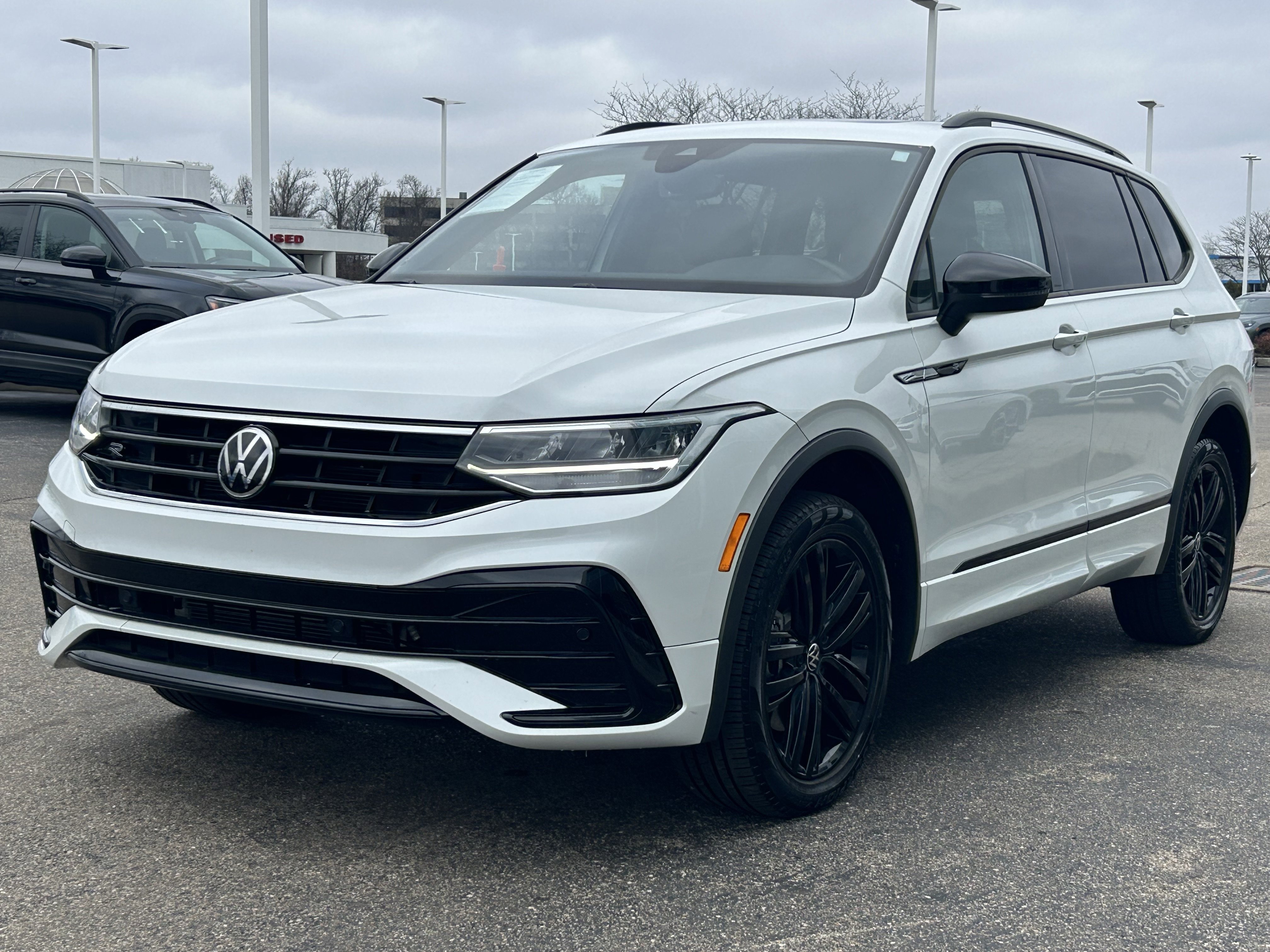 Certified 2022 Volkswagen Tiguan SE R-Line image 3