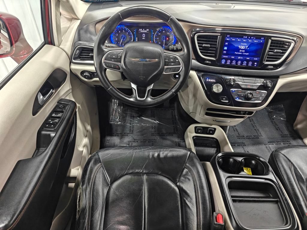 Used 2017 Chrysler Pacifica Touring-L FWD image 4