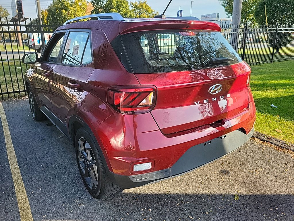Used 2024 Hyundai Venue SEL FWD image 4