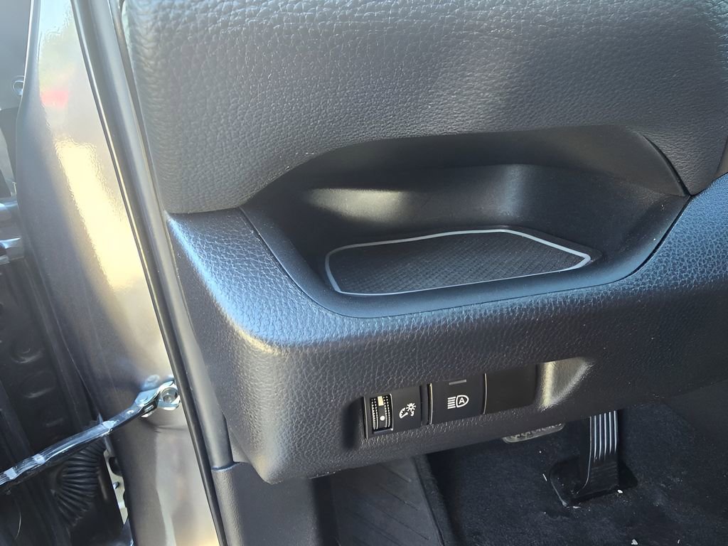 Used 2021 Toyota RAV4 XLE image 28