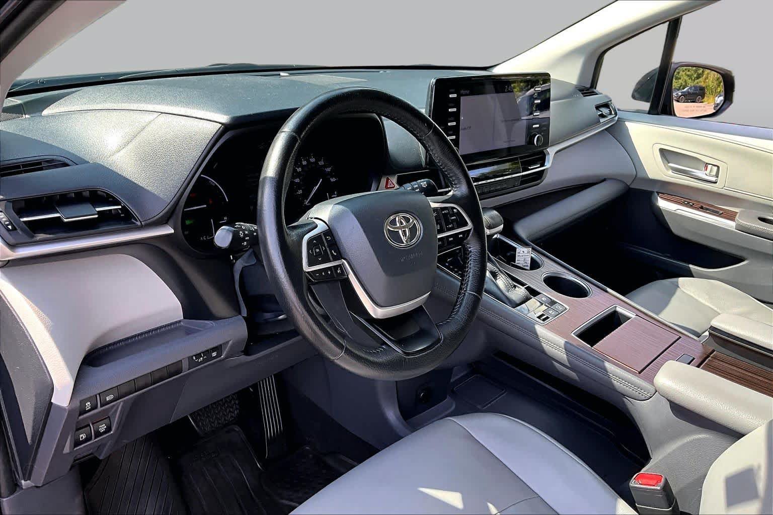 Used 2021 Toyota Sienna XLE FWD image 17