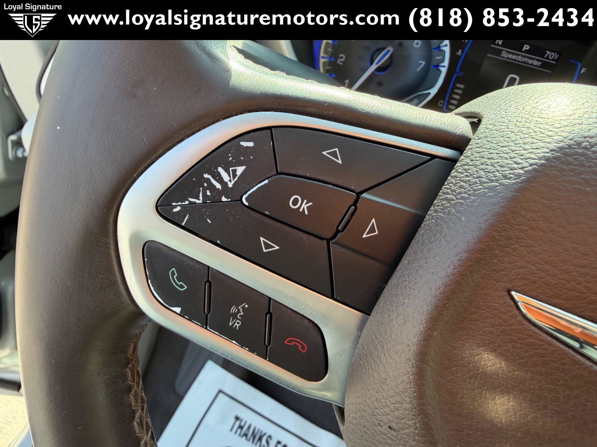 Used 2017 Chrysler Pacifica Touring-L w/ Tire & Wheel Group FWD image 33