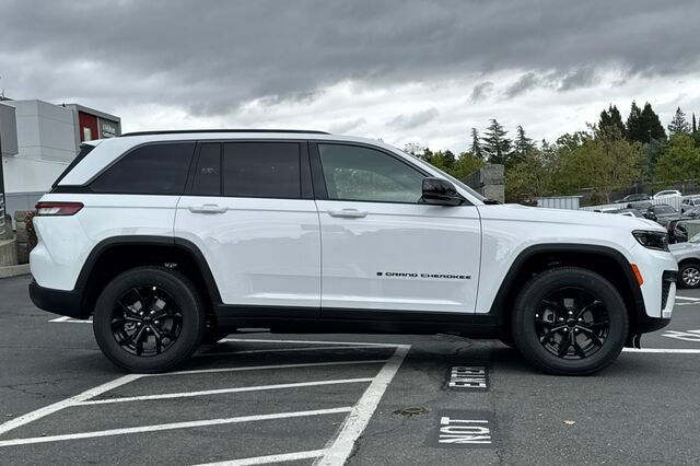 New 2026 Jeep Grand Cherokee Altitude AWD/4WD image 3