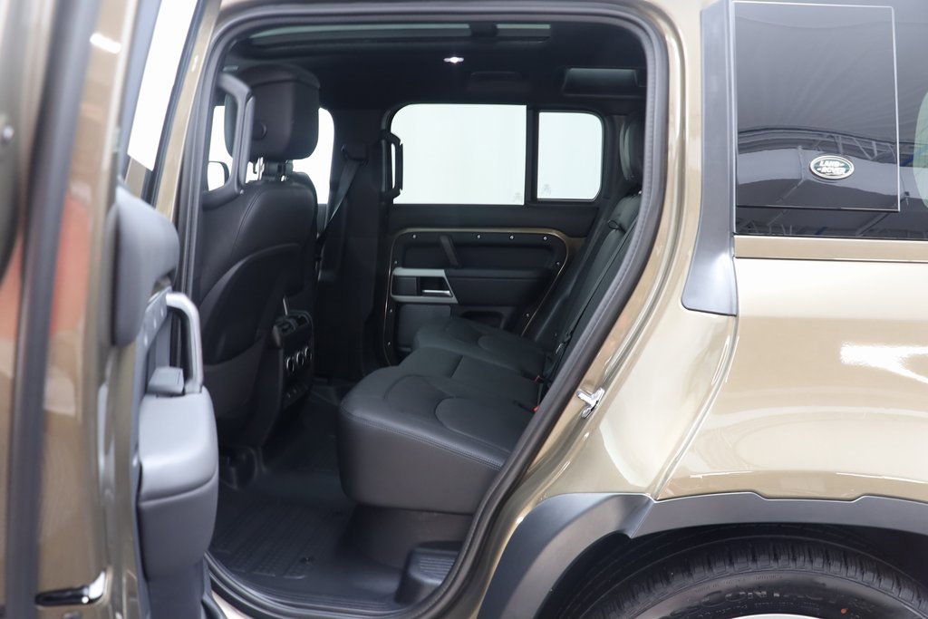 New 2024 Land Rover Defender 110 SE image 15
