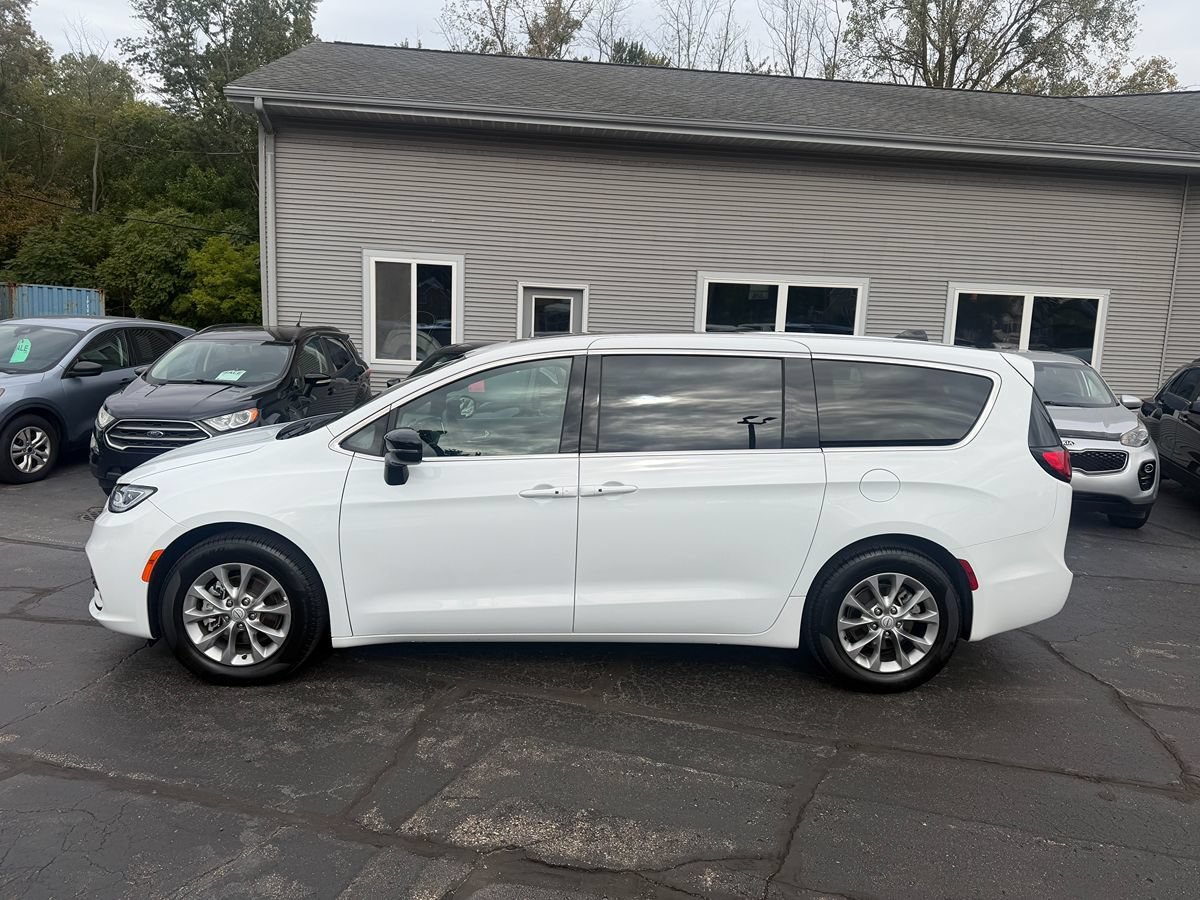 Used 2026 Chrysler Pacifica Limited FWD image 2
