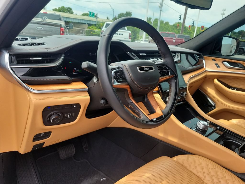 Used 2022 Jeep Grand Cherokee Summit AWD/4WD image 18