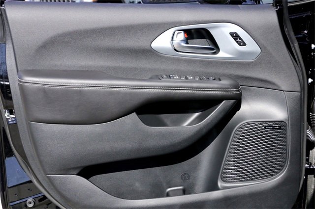 New 2026 Chrysler Pacifica Limited image 17