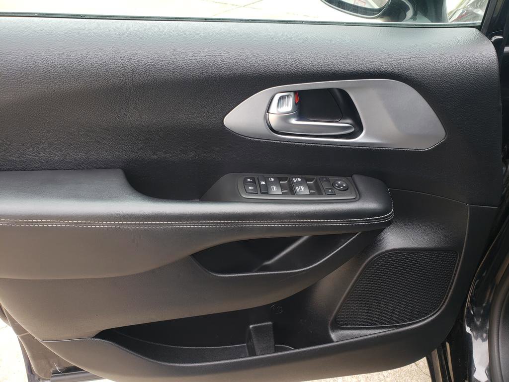 Used 2022 Chrysler Pacifica Touring image 11