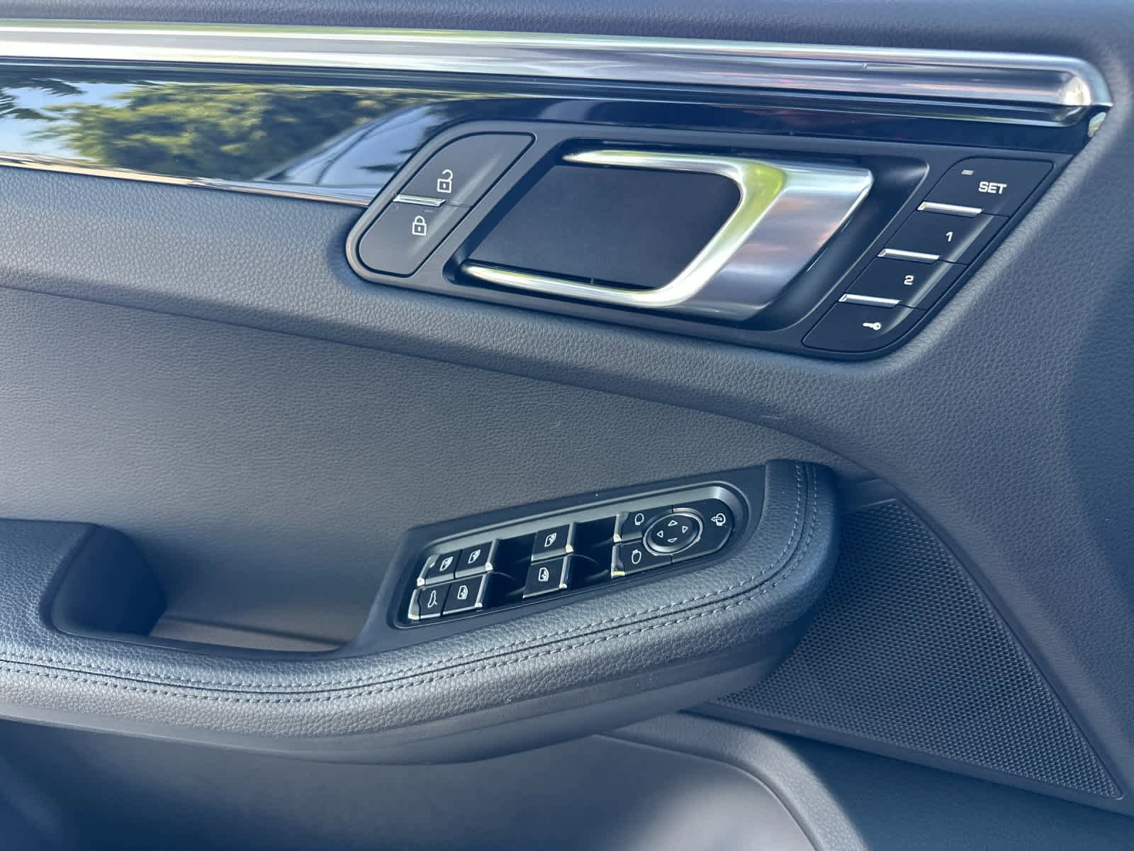 Certified 2025 Porsche Macan AWD/4WD image 12