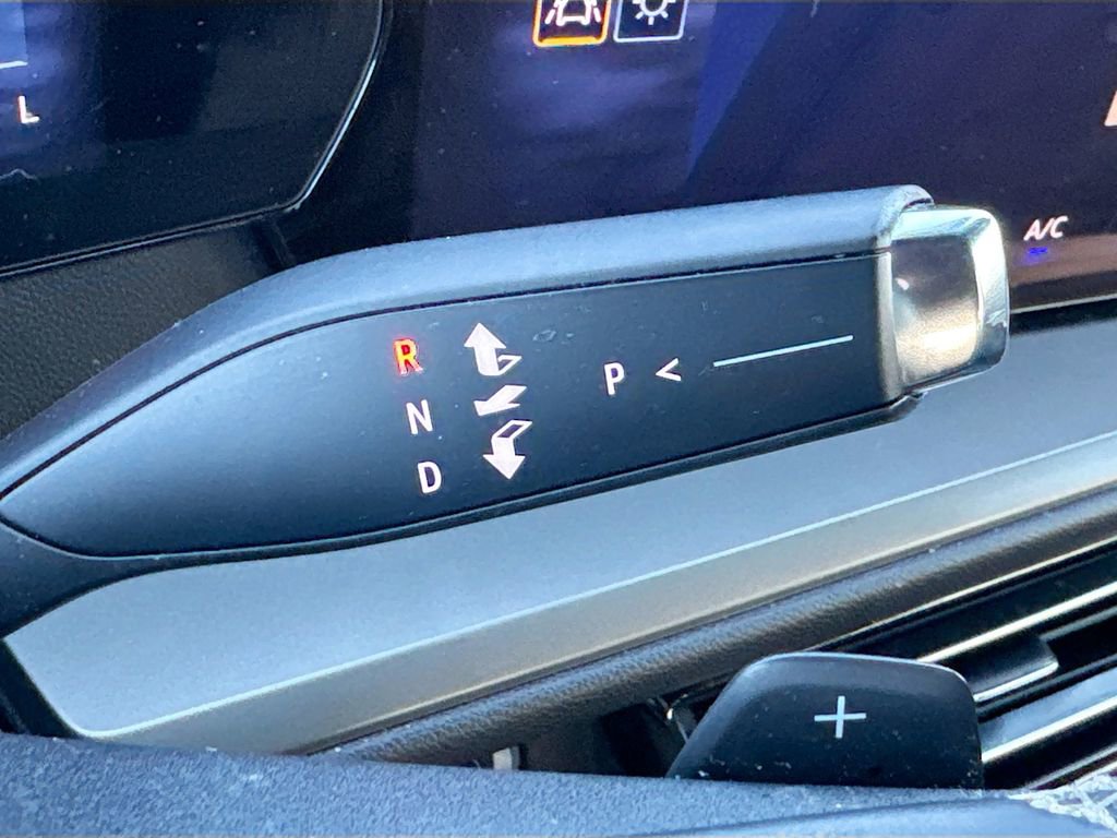 Used 2025 Chevrolet Traverse LT w/ Sun and Wheel Package image 16