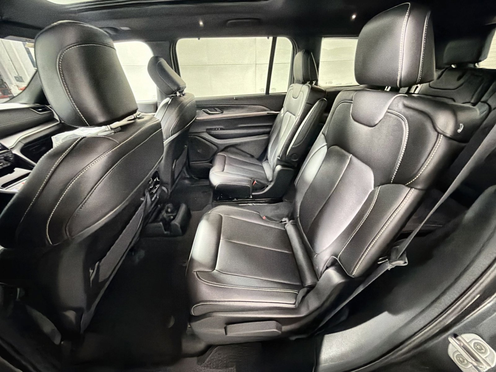 New 2025 Jeep Grand Cherokee L Limited w/ Luxury Tech Group II image 25