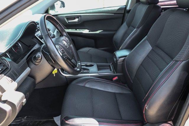 Used 2016 Toyota Camry SE FWD image 17