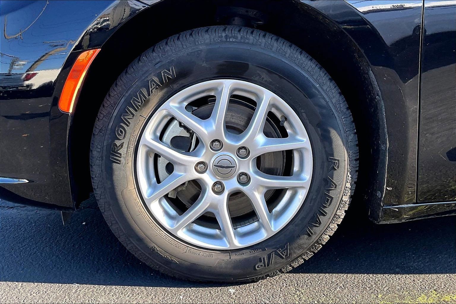 Used 2024 Chrysler Pacifica Touring-L image 8