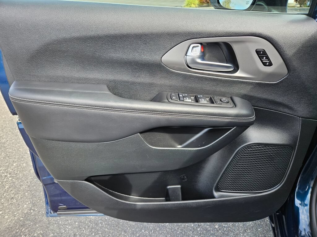 Used 2025 Chrysler Pacifica Select FWD image 20