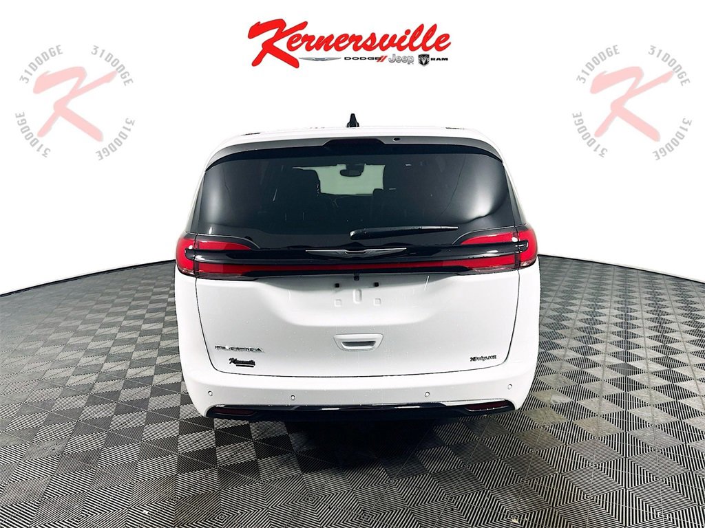 New 2026 Chrysler Pacifica Select image 6