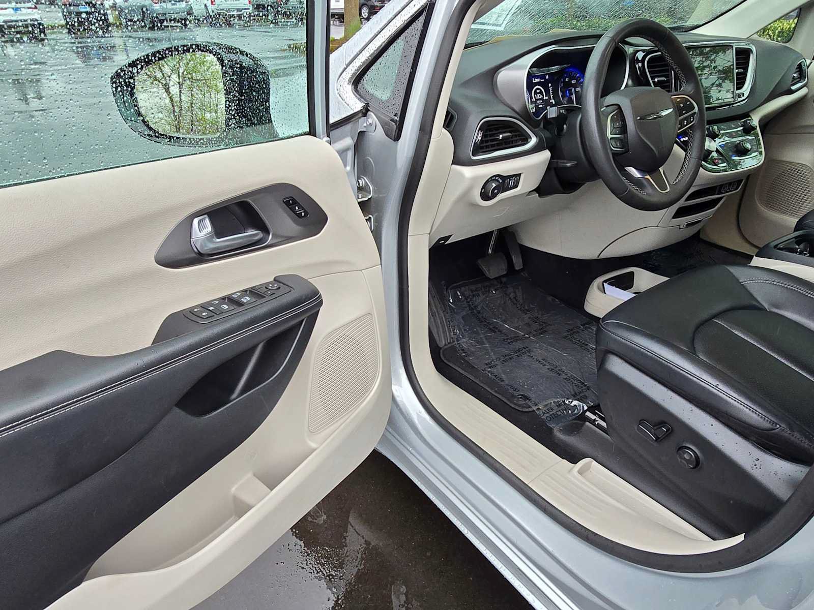 Used 2024 Chrysler Pacifica Touring-L FWD image 20