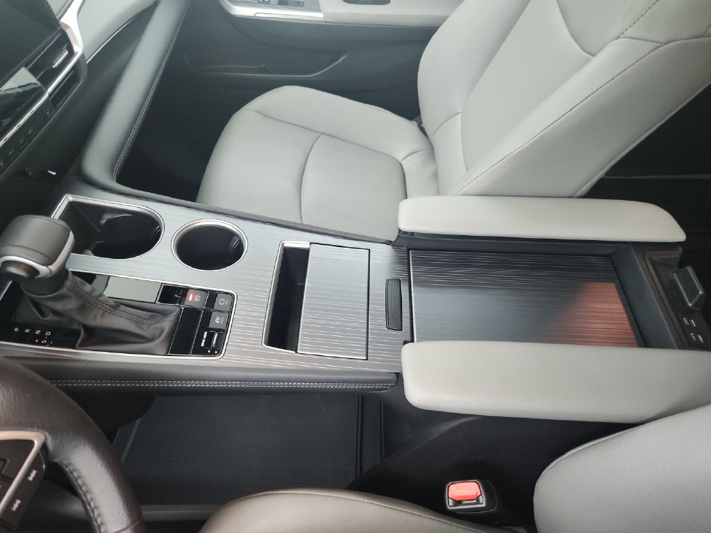 Used 2025 Toyota Sienna XLE FWD image 32