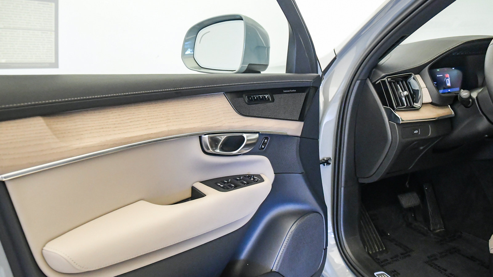 Certified 2026 Volvo XC90 B6 Plus AWD/4WD image 26
