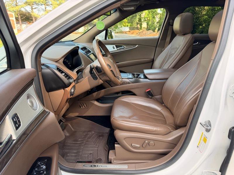 Used 2016 Lincoln MKX Reserve w/ Luxury Package FWD image 13