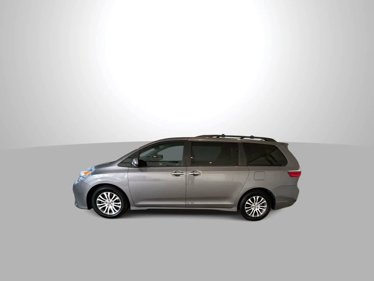 Used 2018 Toyota Sienna XLE w/ XLE Navigation Package image 5