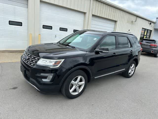 Used 2017 Ford Explorer XLT w/ Equipment Group 202A AWD/4WD image 11