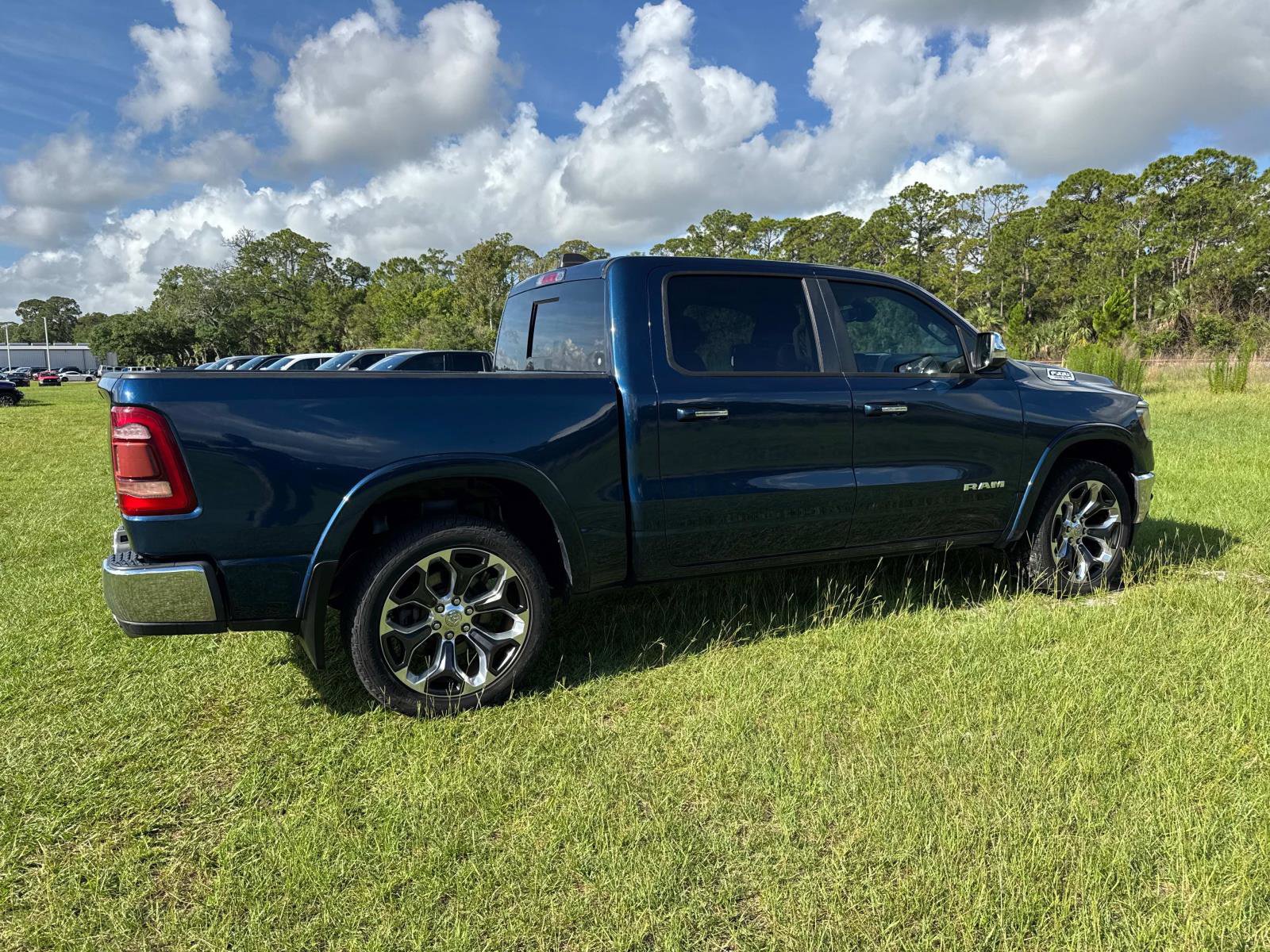Used 2019 RAM 1500 Laramie AWD/4WD image 3