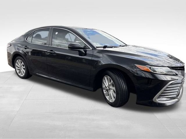 Used 2022 Toyota Camry LE image 9
