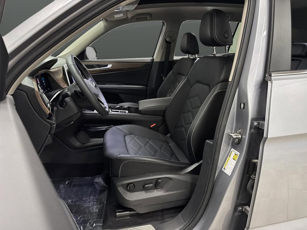 Used 2024 Volkswagen Atlas SE w/ Panoramic Sunroof Package image 4