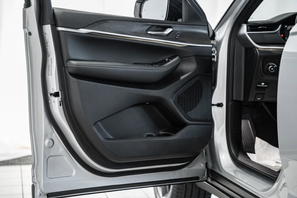 New 2025 Jeep Grand Cherokee Limited image 38